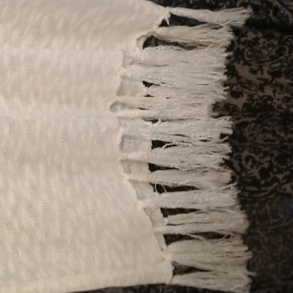 White fringed hooded Long sweater Nwot - Picture 3 of 5